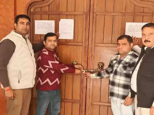 टैक्स नहीं भरने पर फरीदाबाद में रेस्टोरेंट व पांच दुकानें सील