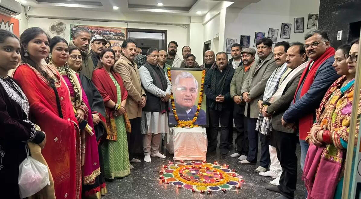 'अटल स्मृति वर्ष' अभियान के तहत अटल जी को याद करते हुए जम्मू-कश्मीर बीजेपी ने उन्हें भावभीनी श्रद्धांजलि अर्पित की।