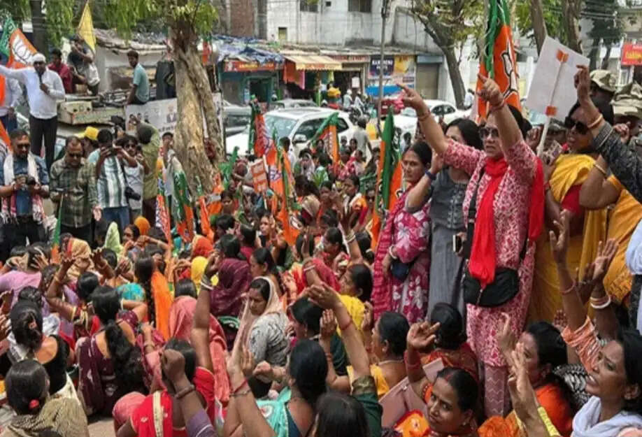 रांची में दुष्कर्म मामले को लेकर भाजपा का प्रदर्शन, एसएसपी कार्यालय घेराव की कोशिश