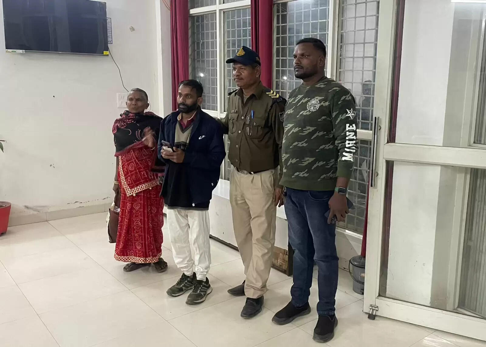 हनुमानताल तालाब में कूदकर आत्महत्या करने की कोशिश कर रहे व्यक्ति को पुलिस ने बचाया