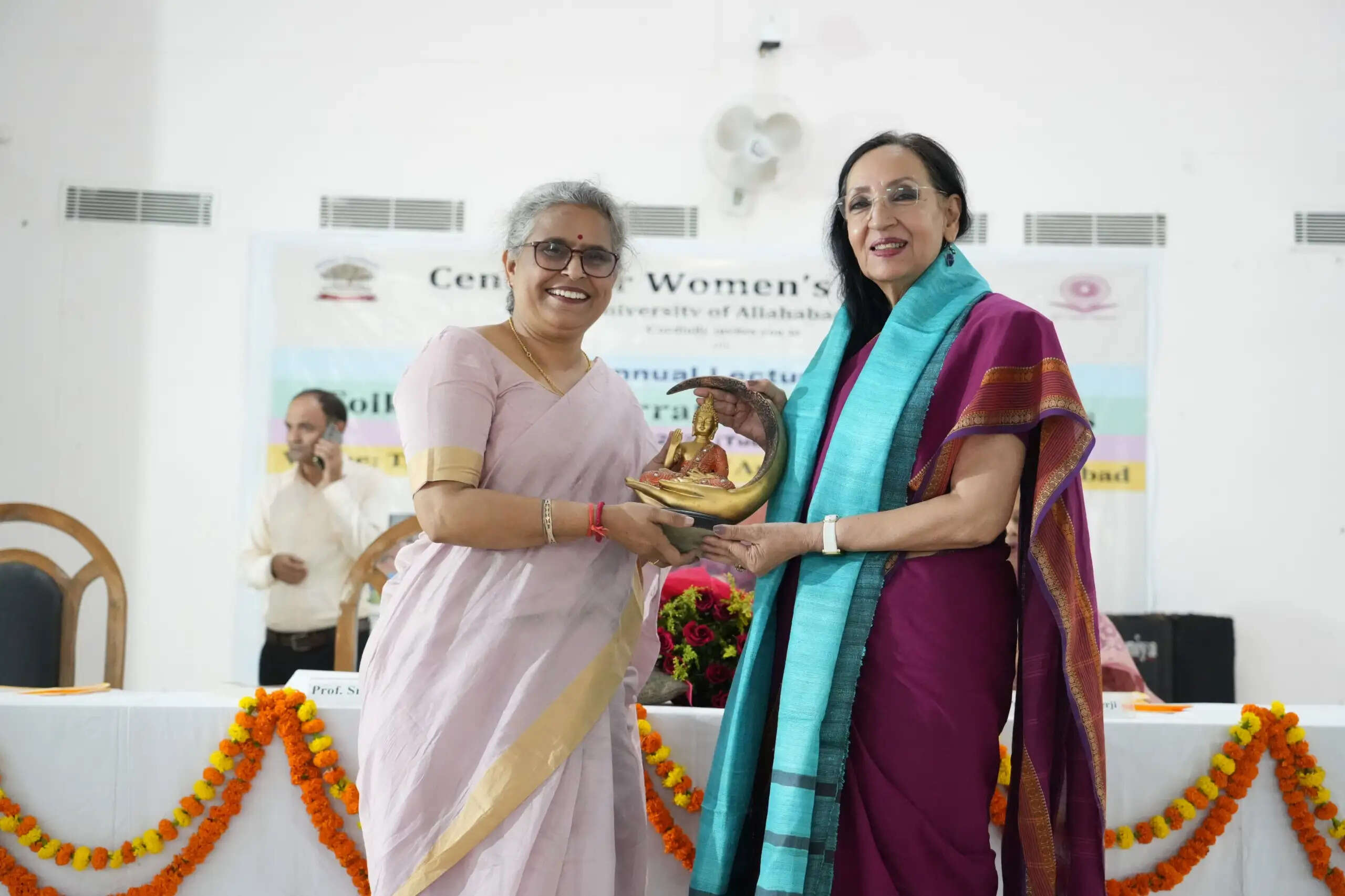 लोकगीत महिलाओं के जीवन, श्रम और योगदान के महत्वपूर्ण दस्तावेज : प्रो. स्मिता तिवारी