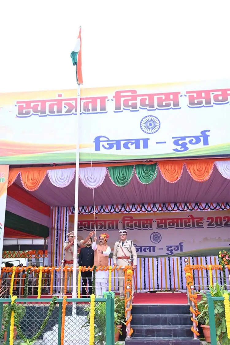 उप मुख्यमंत्री&nbsp;अरुण साव ने ध्वजारोहण कर परेड की सलामी ली