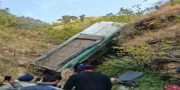 भिकियासैण&nbsp;के पास गहरी खाई में गिरी यात्री बस, राहत-बचाव कार्य जारी