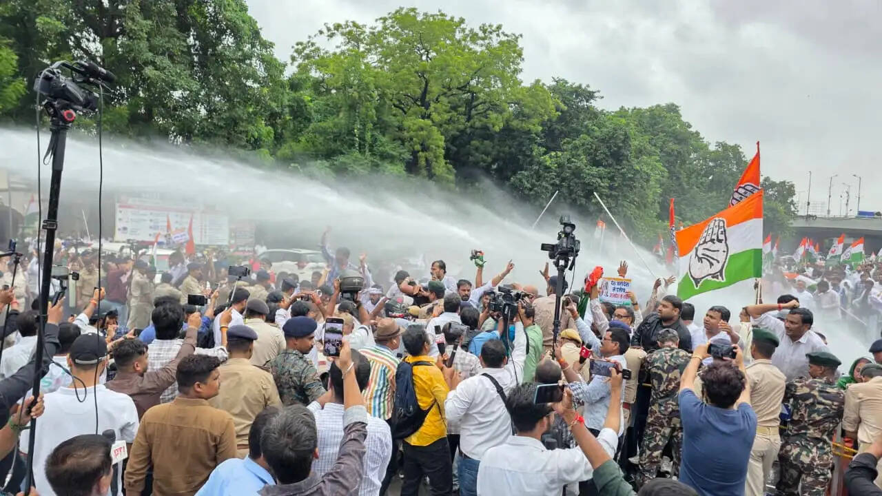 कांग्रेस ने मुख्य चुनाव आयुक्त ज्ञानेश कुमार के इस्तीफे की मांग को लेकर निकाला विरोध मार्च