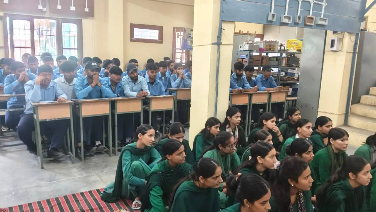 आईटीआई कोटली में भविष्य सेतु करियर परामर्श एवं व्यावसायिक मार्गदर्शन शिविर आयोजित