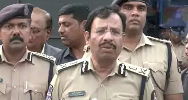 तेलंगाना में महिला अधिकारी के खिलाफ खबर प्रकाशित करने पर टीवी चैनल के तीन पत्रकार पुलिस हिरासत में