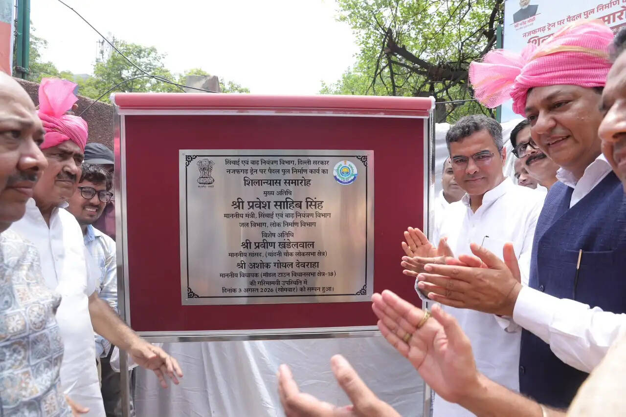 मंत्री प्रवेश साहिब सिंह ने किया फुटब्रिज निर्माण का शुभारंभ
