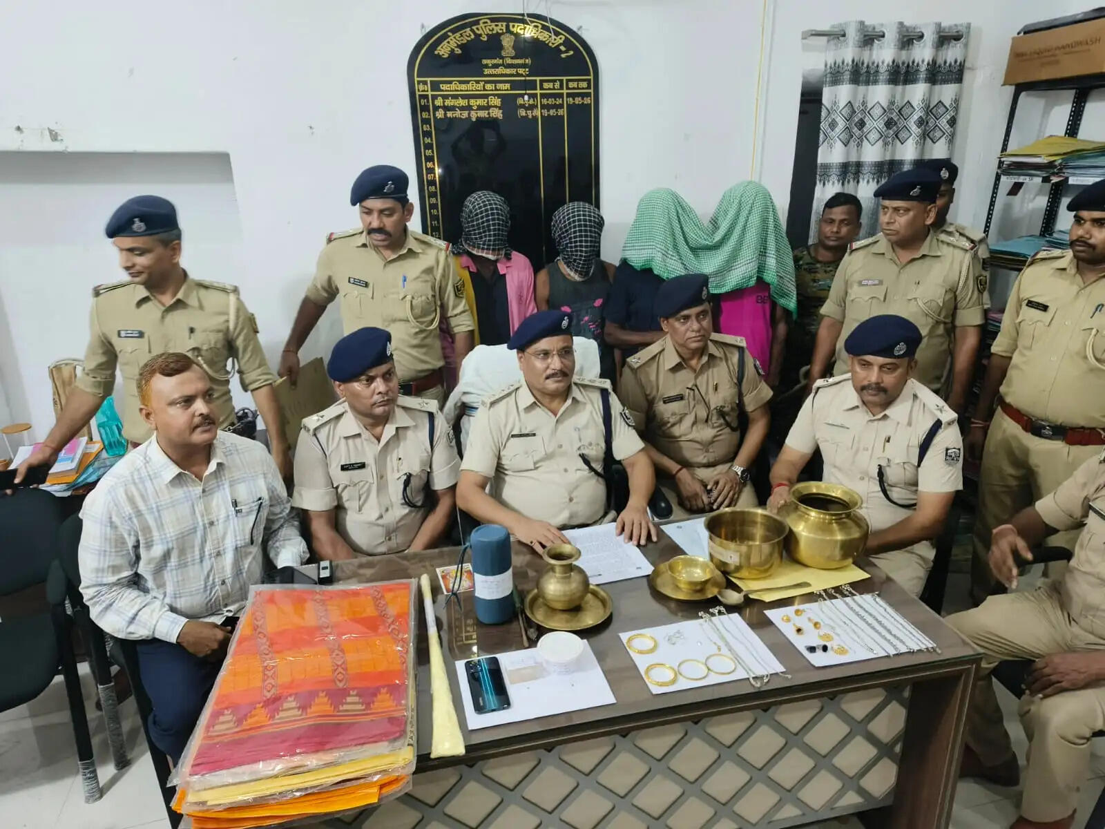 पुलिस ने अंतर्राज्यीय चोर गिरोह का किया पर्दाफाश, हत्या समेत सात कांडों का खुलासा