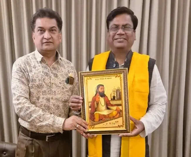 बलबीर ने भाजपा के राष्ट्रीय नेता को गुरु रविदास का चित्र भेंट किया