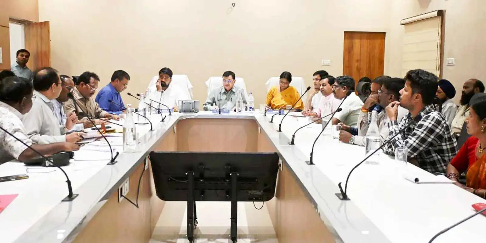 प्रगतिरत विकास कार्य समय पर पूरा करें, लापरवाही पर एजेंसियों को करें ब्लैकलिस्ट : उद्योग मंत्री लखनलाल देवांगन