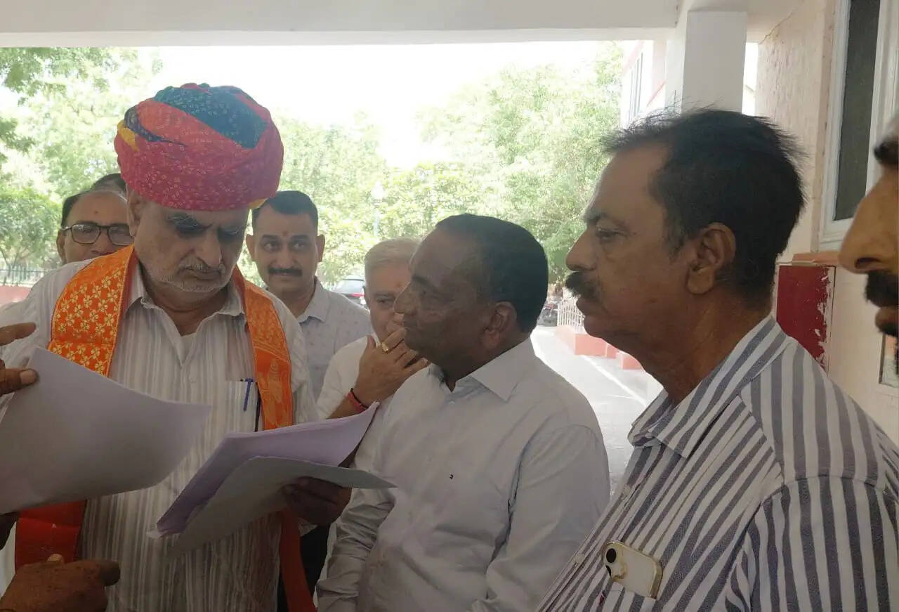 मास्टर प्लान में सुविधाओं के विस्तार के&nbsp;लिए&nbsp;मंत्री झाबर सिंह खर्रा से&nbsp;मिले