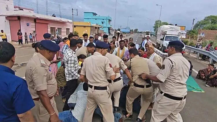 भाजयुमो जिलाध्यक्ष व ग्रामीणाें ने सीसी सड़क बनाने की मांग काे लेकर किया हाइवे जाम, कांग्रेस ने कसा तंज