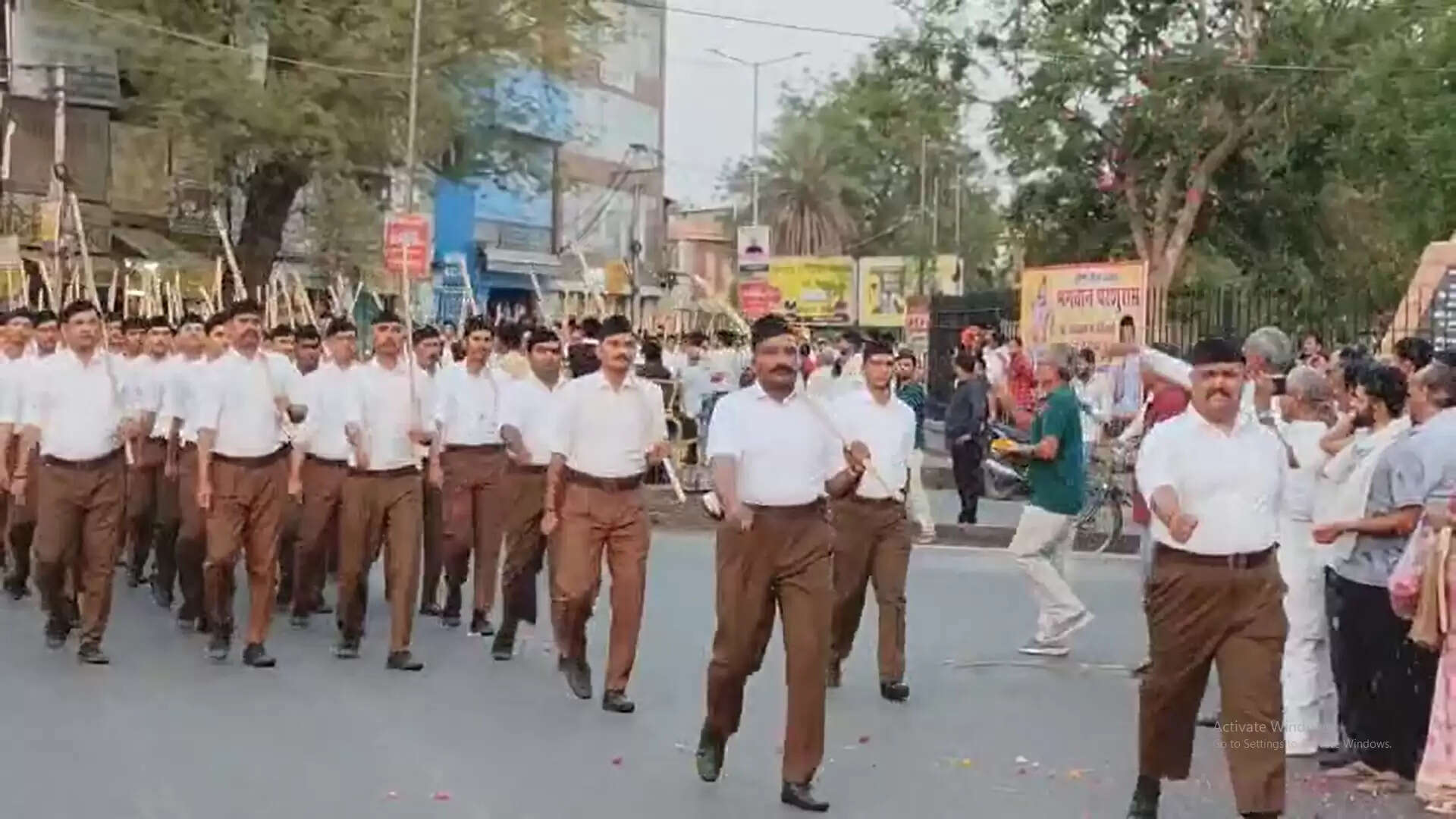 आरएसएस का पथ संचलन , पुष्प वर्षा से हुआ स्वागत