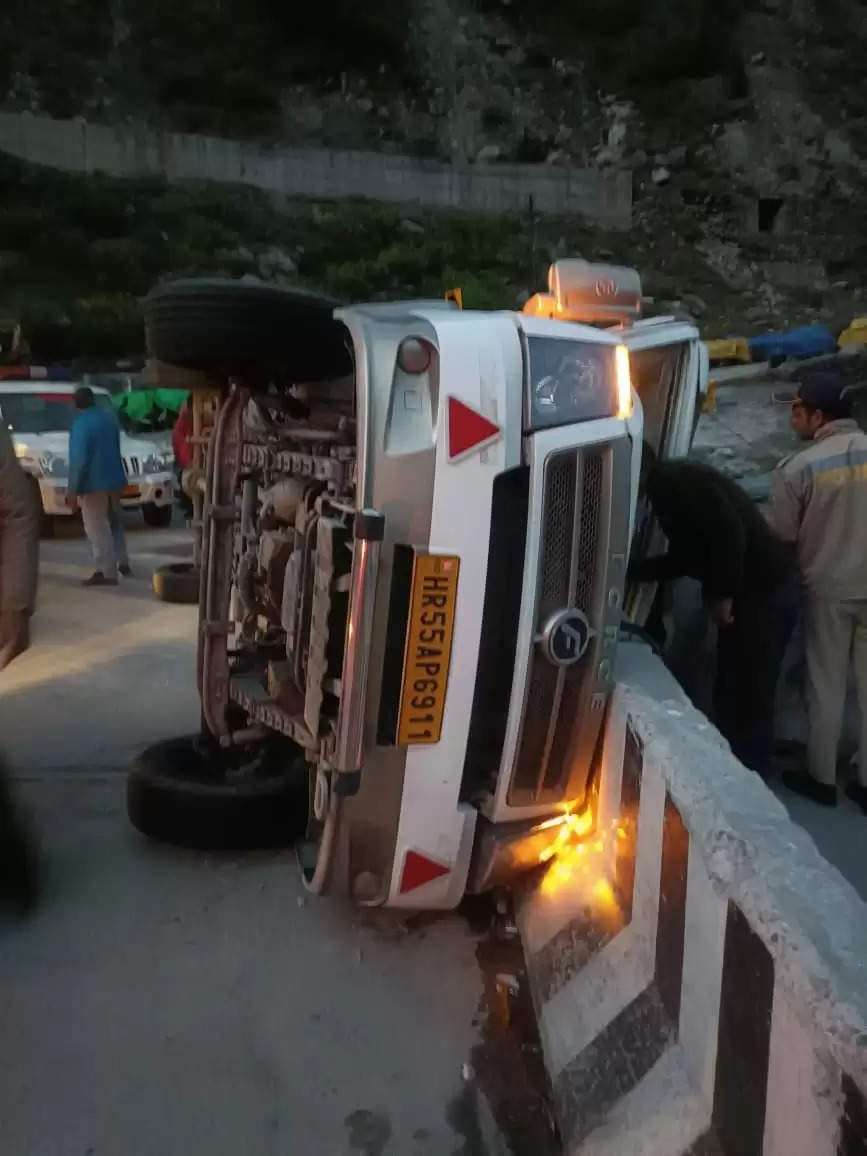 मनाली में पर्यटकों की गाडी दुर्घटनाग्रस्त, एक की मौत, 18 घायल