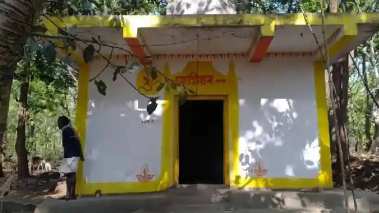 जशपुर : प्राचीन शिव मंदिर से शिवलिंग चोरी, दूसरी बार हुई वारदात से ग्रामीणों में आक्रोश