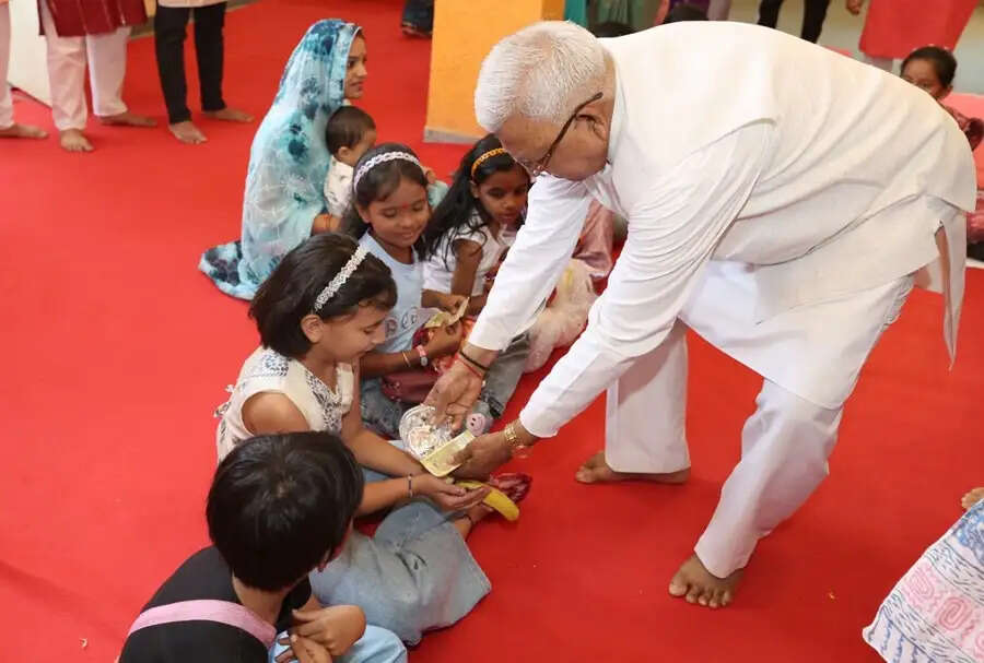 राज्यपाल पटेल ने महानवमी पर किया कन्या-पूजन, मिष्ठान और उपहार किए भेंट