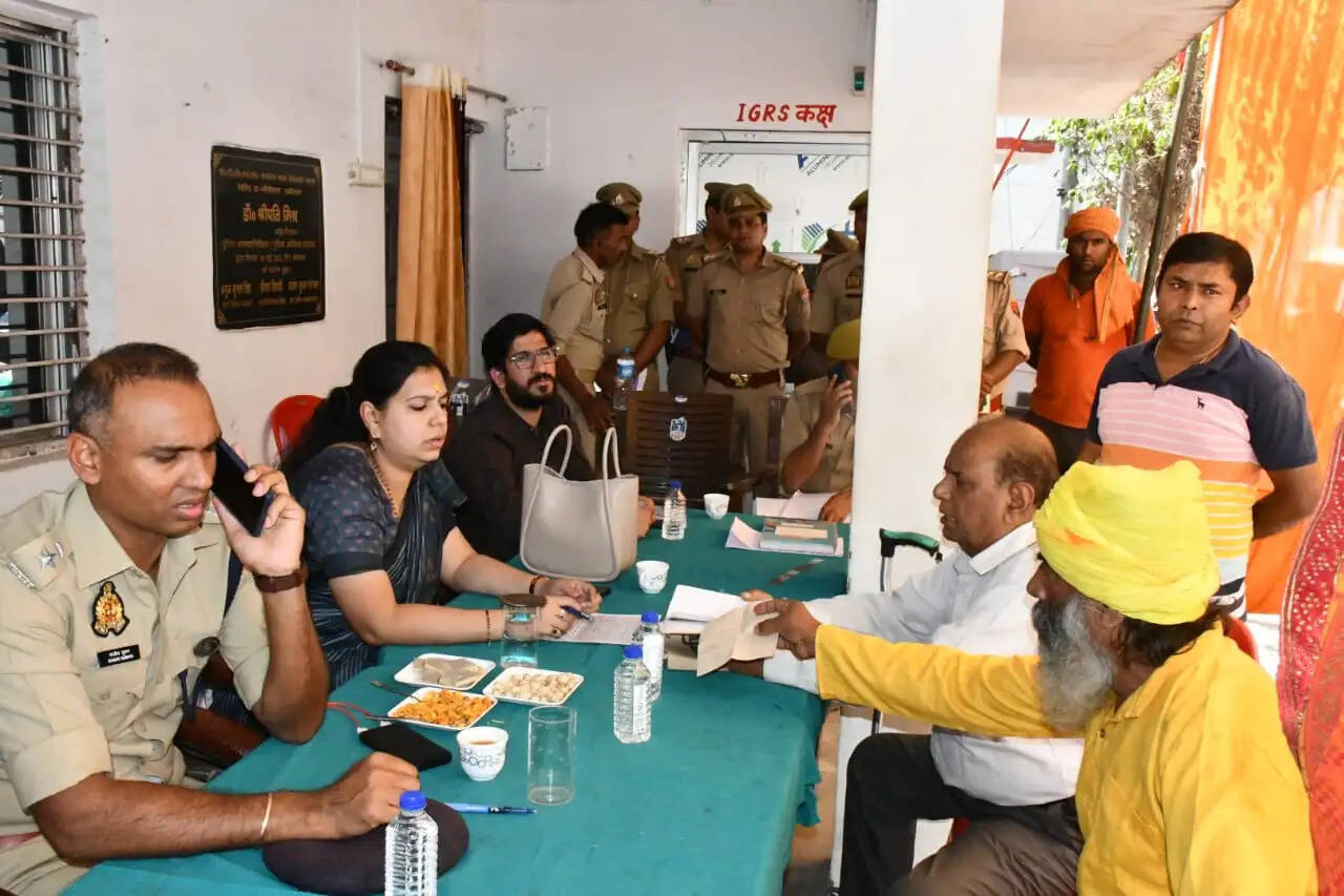 देवरिया : थाना समाधान दिवस में 119 शिकायतें प्राप्त, 25 का मौके पर निस्तारण
