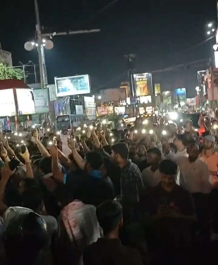 लाठीचार्ज के विरोध में छात्रों ने निकाला मौन जुलूस, कहा आंदोलन रहेगा जारी