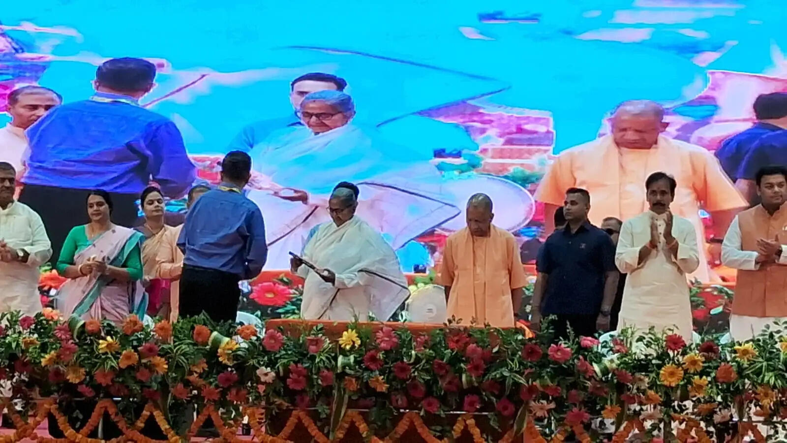 (अपडेट) शिक्षा समाज की आधारशिला, इसके बगैर कुछ भी हो पाना संभव नहीं : योगी आदित्यनाथ