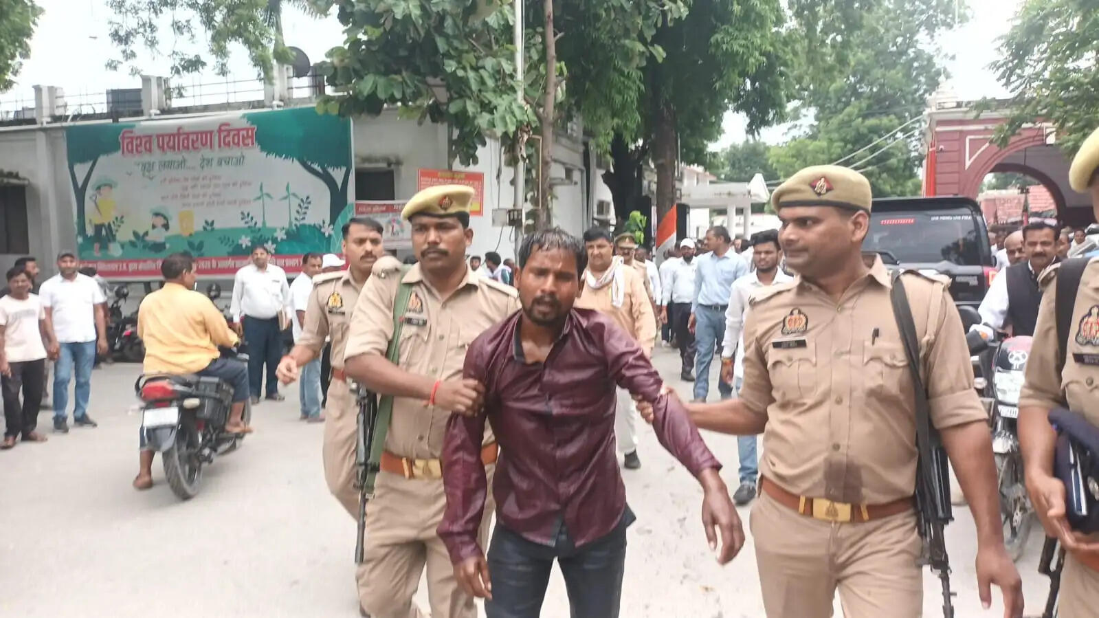 डीएम कार्यालय के सामने एक परिवार ने आत्मदाह का किया प्रयास