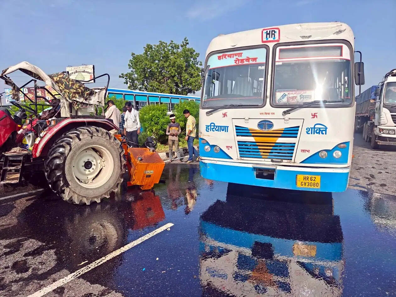 हांसी : हाईवे पर खड़े ट्रैक्टर से भिड़ी रोडवेज बस, पीछे से आई गाड़ी भी टकराई