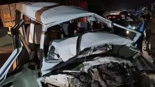 डंपर की टक्कर से बाेलेराे सवार एक महिला की मौत, 14 घायल
