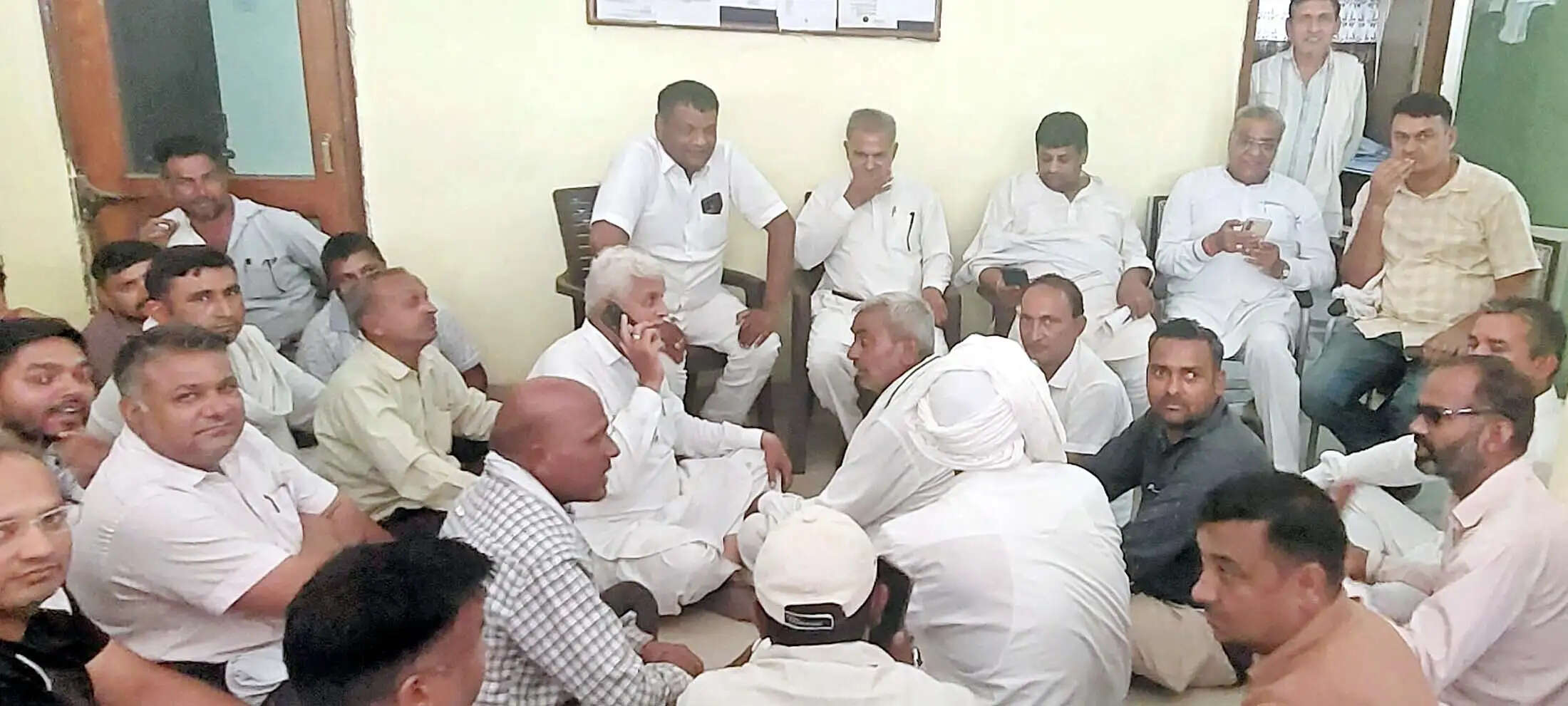 जींद : आढ़तियों ने मंडियों से माल का उठान न होने पर मंडी गेट पर जड़ा ताला