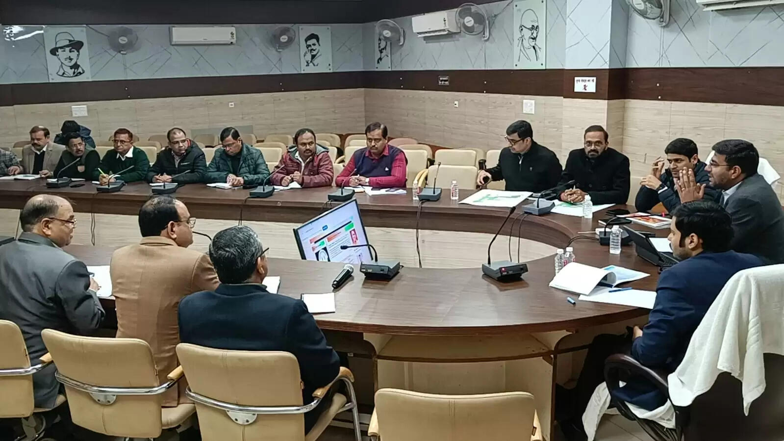 गोरखपुर महोत्सव 2026 की तैयारियों की डीएम ने समीक्षा की, अधिकारियाें काे दिए निर्देश