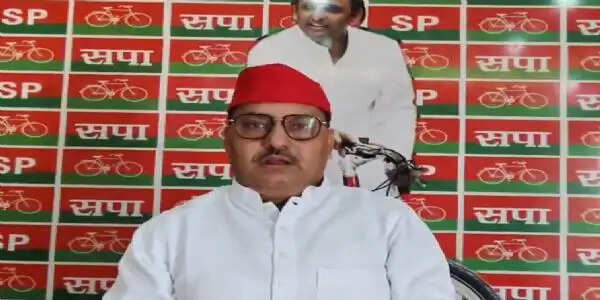 मथुरा-वृंदावन में मुलायम-अखिलेश के विवादित पोस्टर पर बवाल, सपा कार्यकर्ताओं में भारी आक्रोश