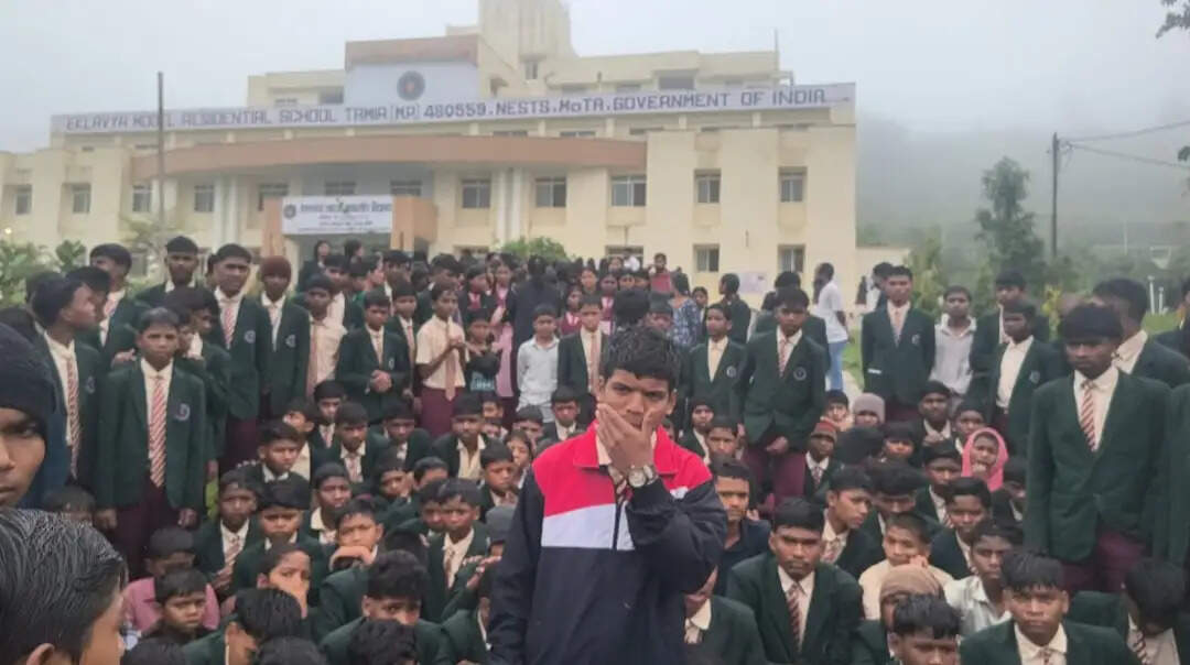 छिंदवाड़ाः तामिया विद्यालय में विद्यार्थियों में आक्रोश, खराब खाने को लेकर सड़कों पर उतरे