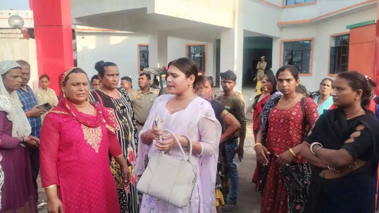 शव को सड़क पर रखकर किन्नरों ने किया चक्का जाम