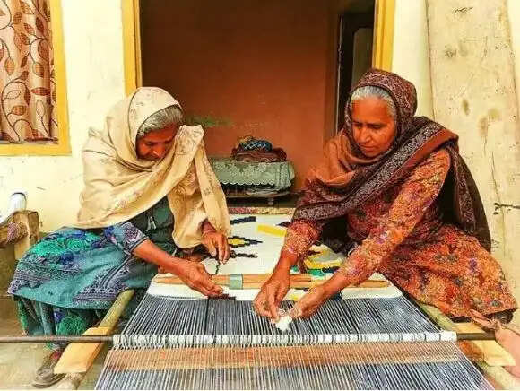 पर्यटन से बदल रही 'हैंडलूम विलेज' की तस्वीर, महिला बुनकरों की आय में 40% तक बढ़ोतरी