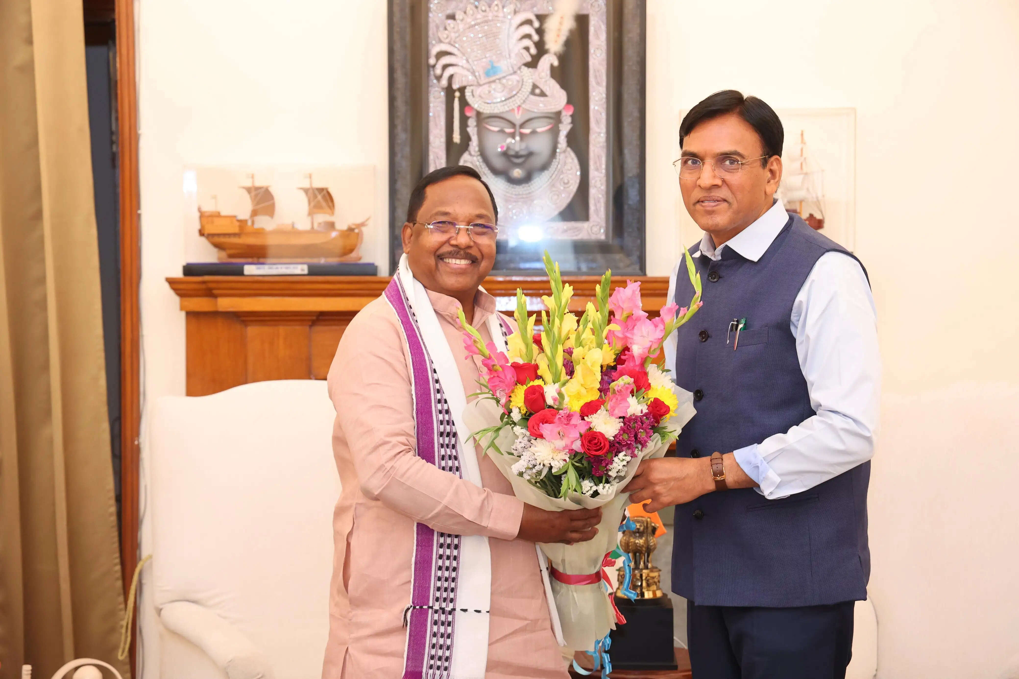 मंत्री राम विचार नेताम ने केंद्रीय मंत्री डॉ. मंडविया से दिल्ली में की सौजन्य मुलाकात