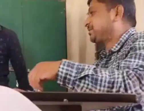 काेरबा&nbsp;:&nbsp;किसान से पैसे लेते पकड़ा गया&nbsp;पटवारी निलंबित