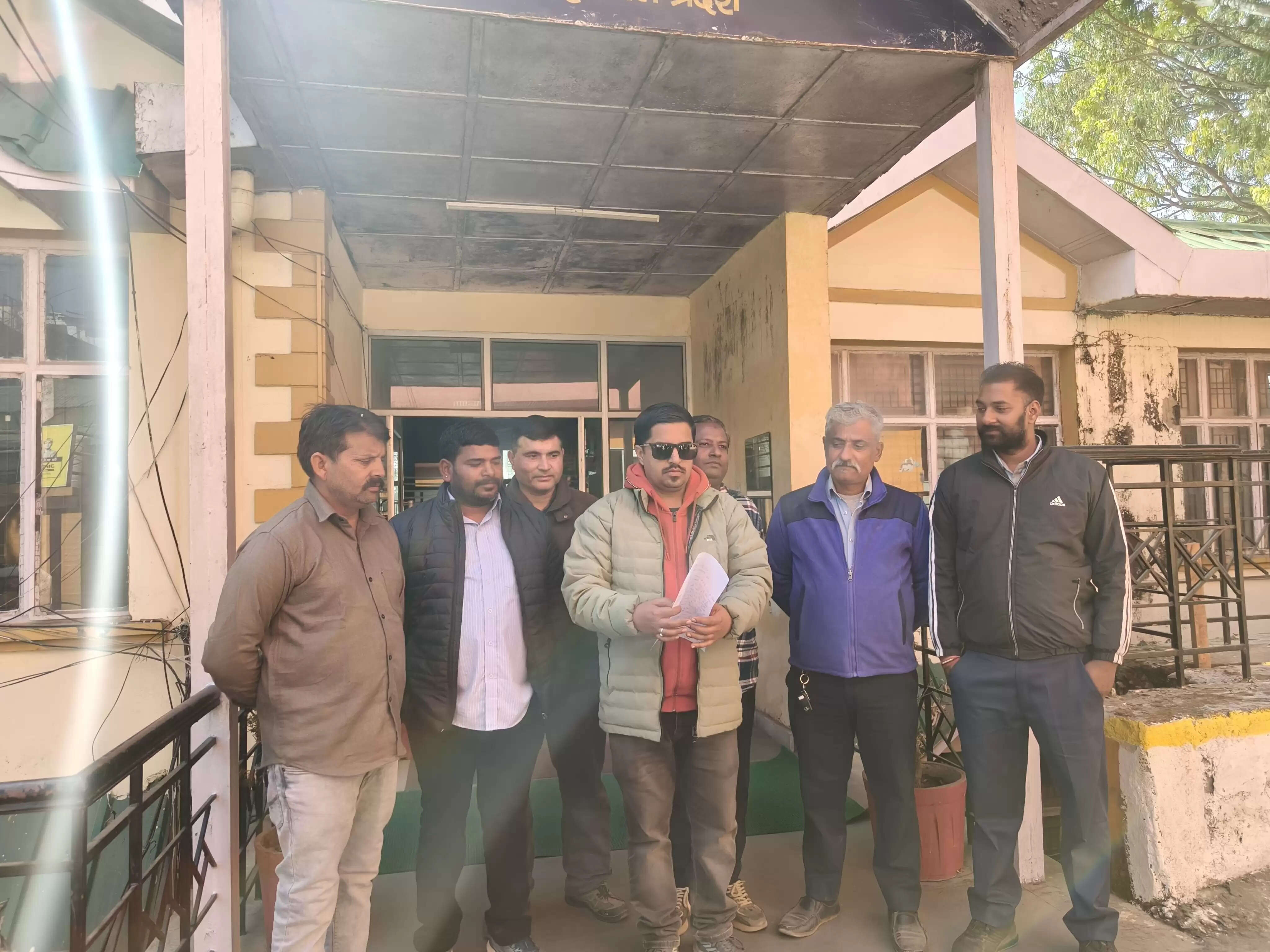 टैक्सी मैक्सी यूनियन ने एसपी को सौंपा ज्ञापन