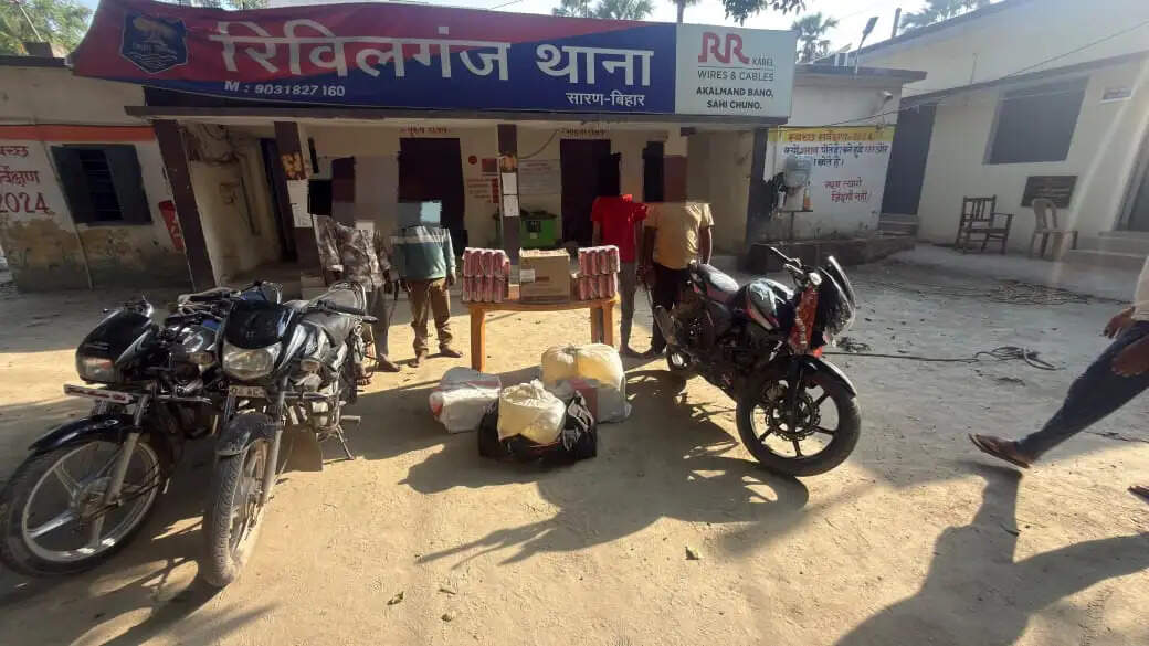 रिविलगंज पुलिस ने शराब के साथ चार युवकों को किया गिरफ्तार