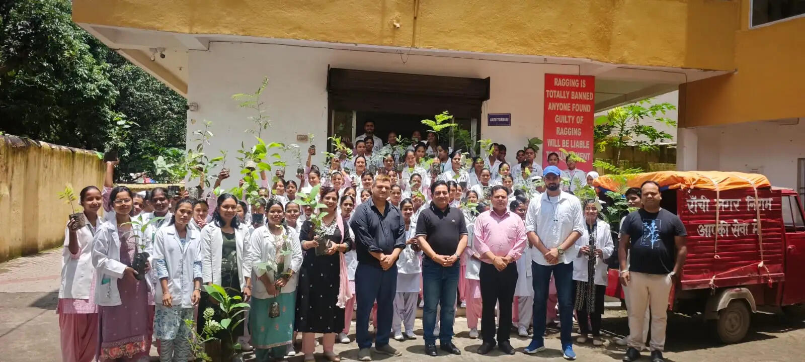 स्वर्णरेखा कॉलेज ऑफ नर्सिंग में फलदार पौधों का वितरण
