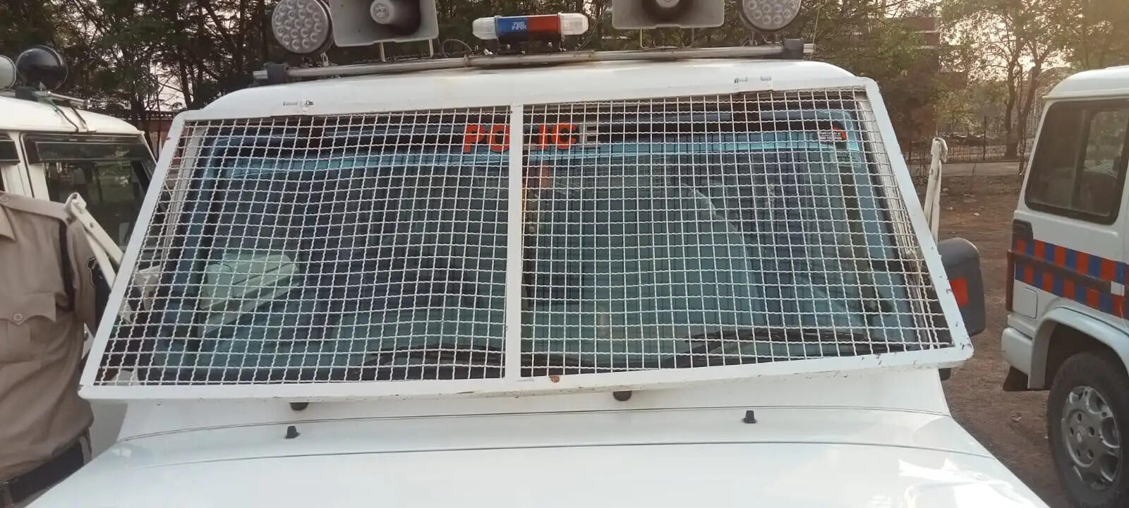 जांजगीर-चांपा में पुलिस की नई पहल : 10 वाहनों में लगी लोहे की जाली, पथराव और भीड़ से मिलेगा बेहतर सुरक्षा कवच