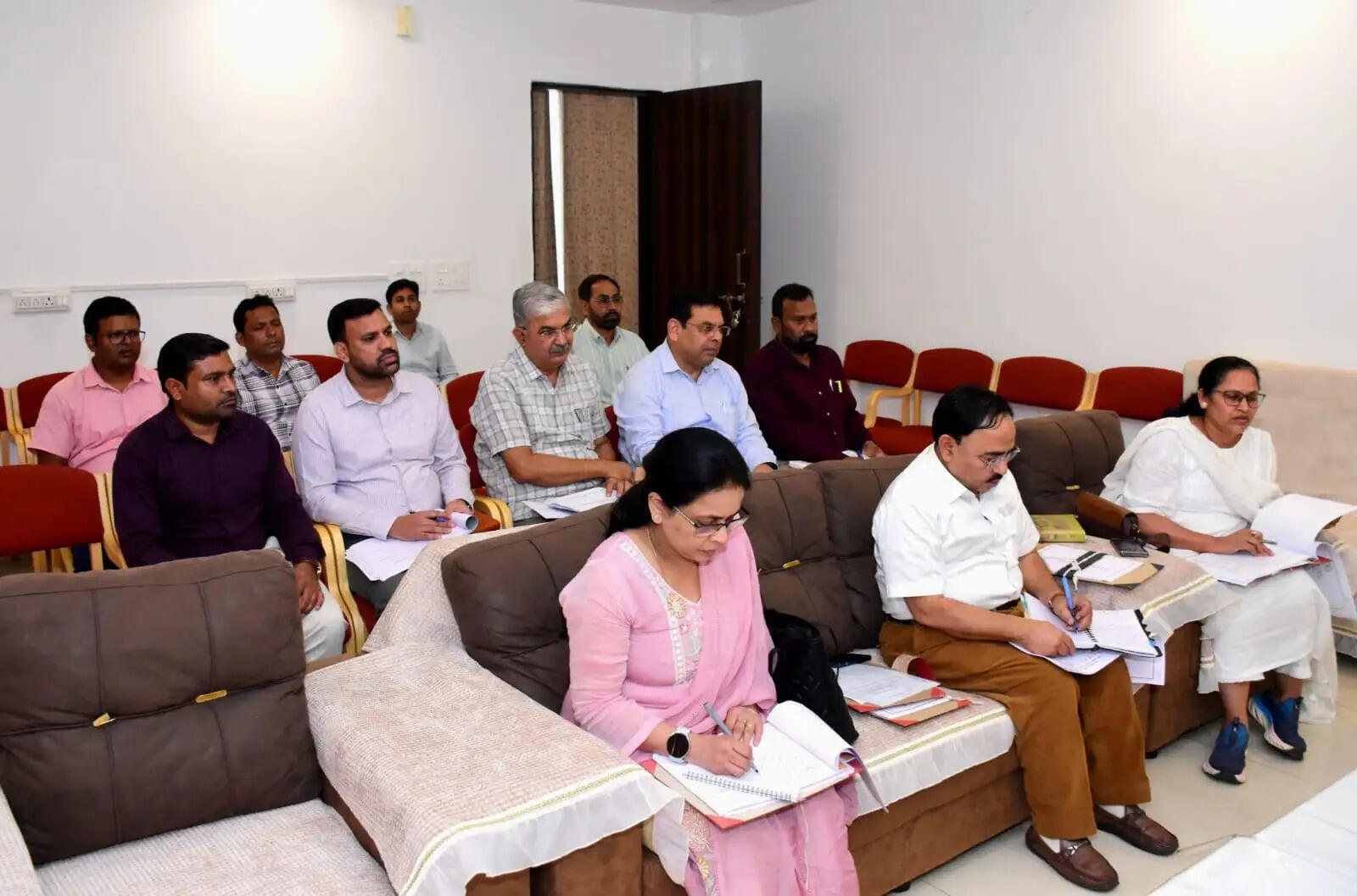 लोक निर्माण विभाग के सचिव ने निर्माण कार्यों की प्रगति की समीक्षा की
