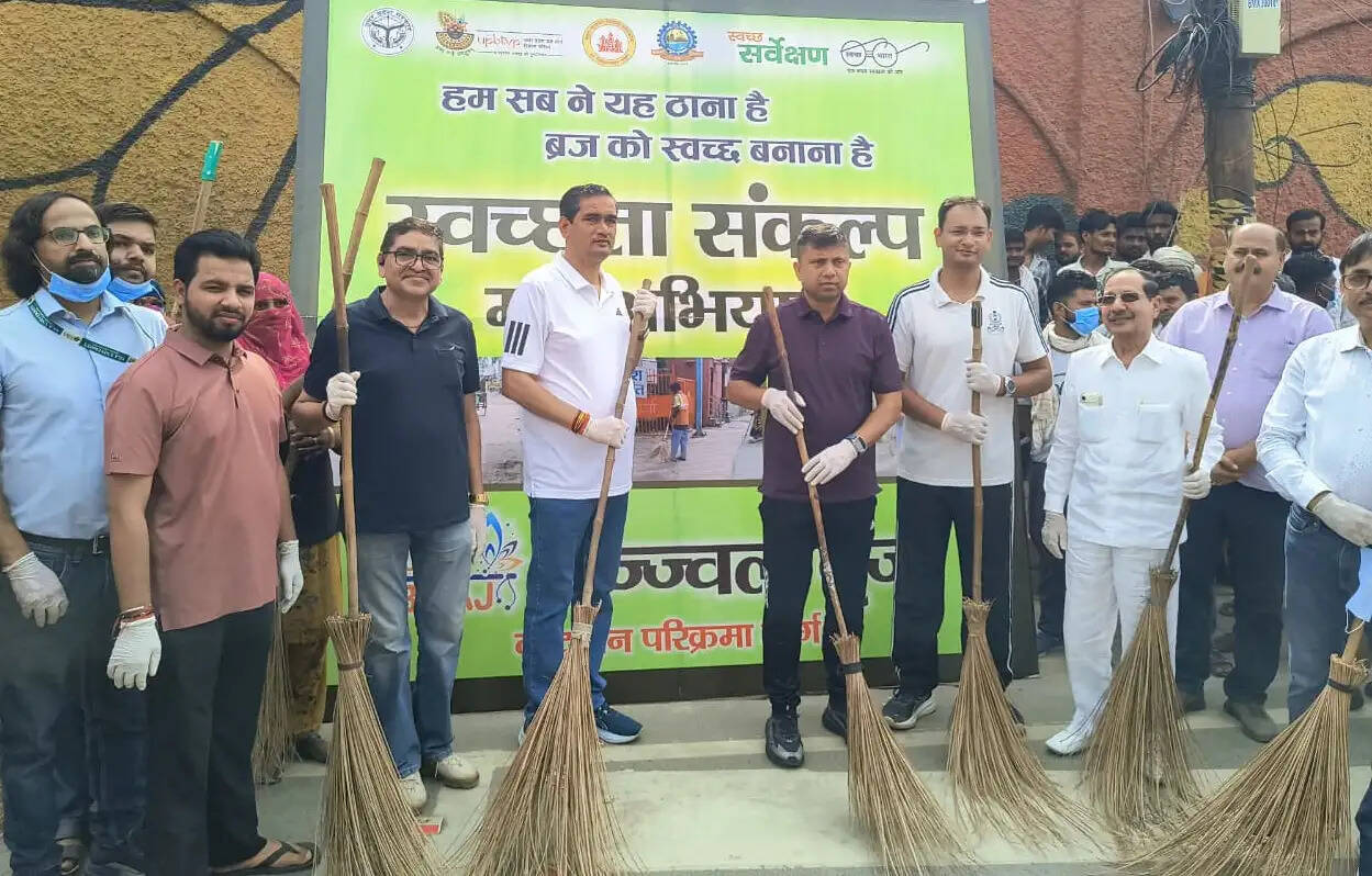 वृंदावन में परिक्रमा मार्ग पर चला स्वच्छता महाअभियान , अधिकारियों और प्रबुद्धजनों ने किया श्रमदान