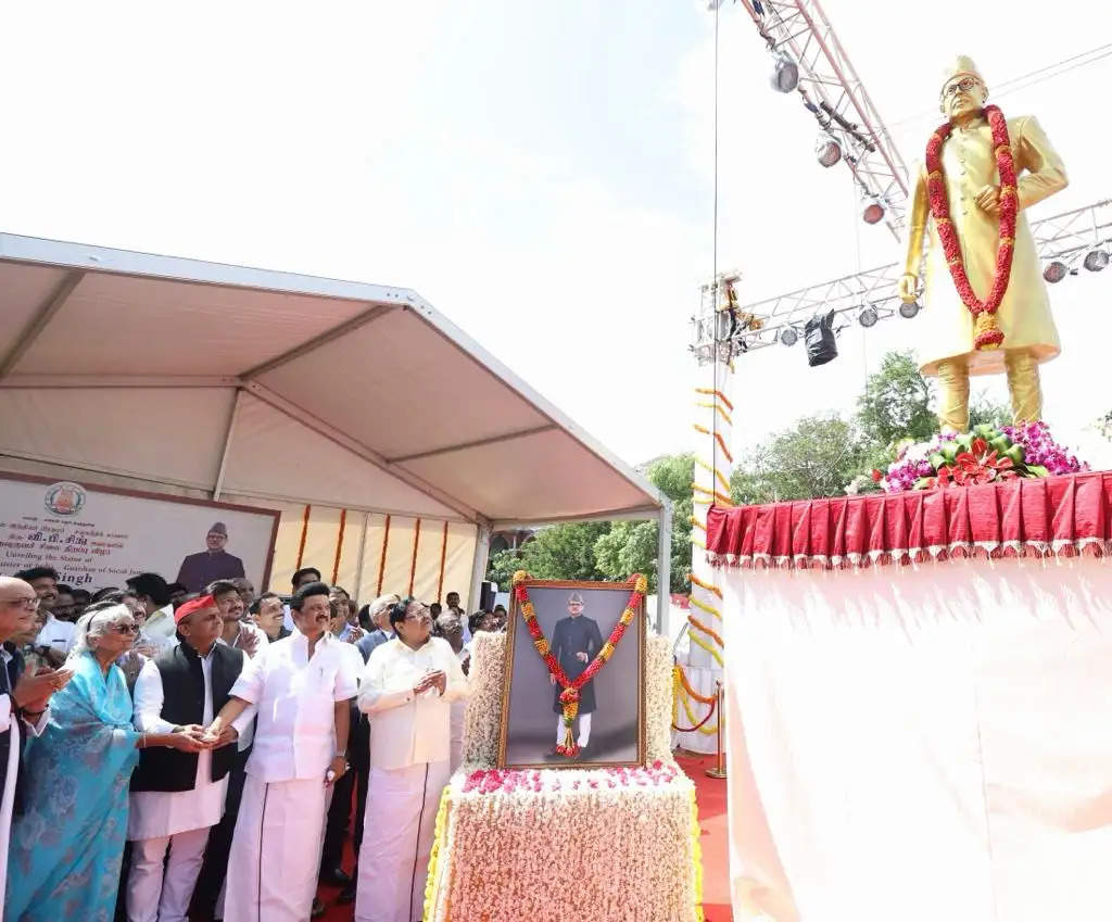 समतावादी भारत बनाने में विश्वनाथ प्रताप सिंह हमारे प्रेरणास्रोत : अखिलेश यादव