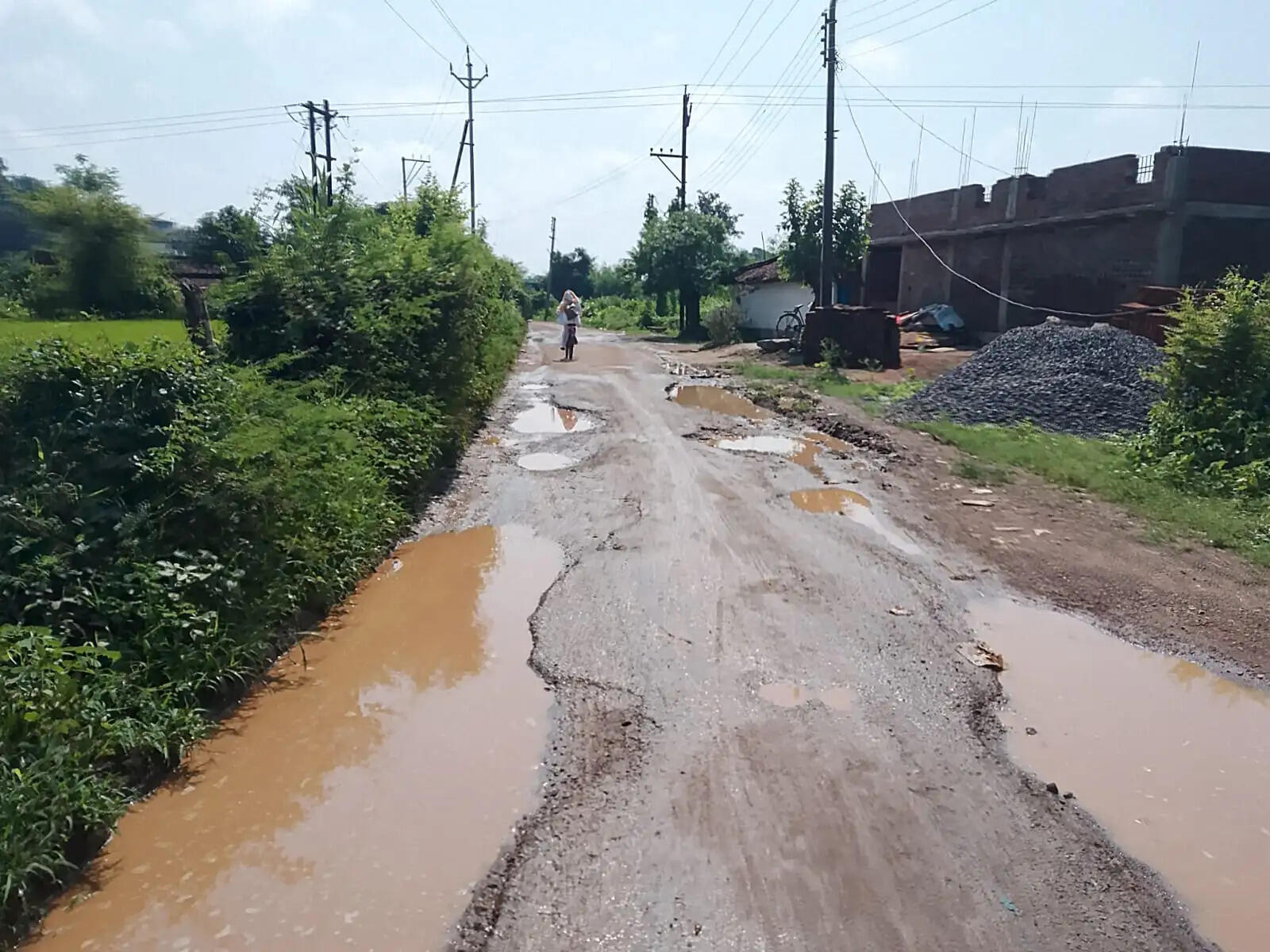 धमतरी : सोरिद-बागतराई मार्ग सालों से जर्जर, बारिश में बढ़ी मुसीबत