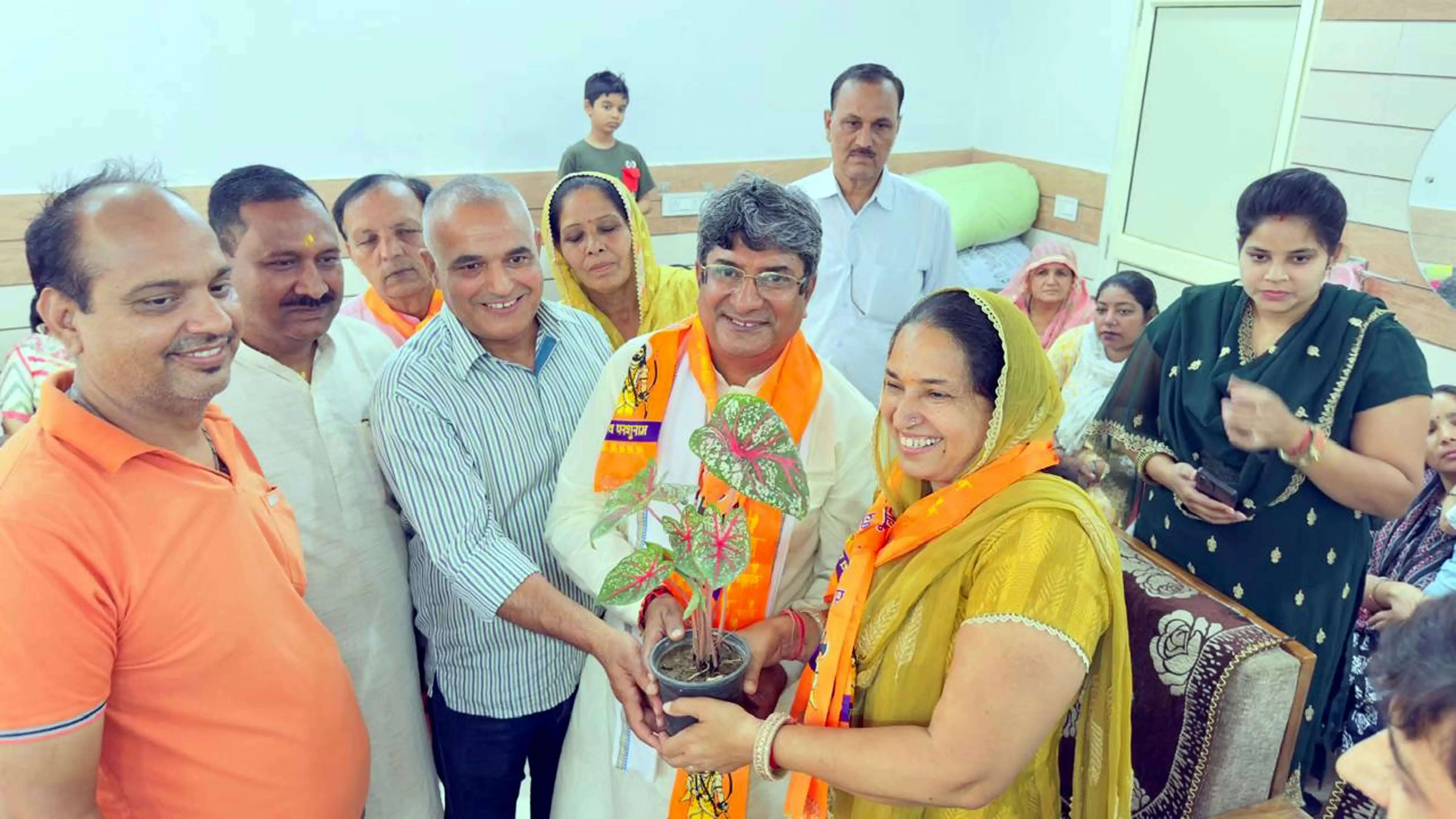 हिसार : आजाद नगर में परशुराम जयंती जन्मोत्सव में पहुंचे मेयर पोपली