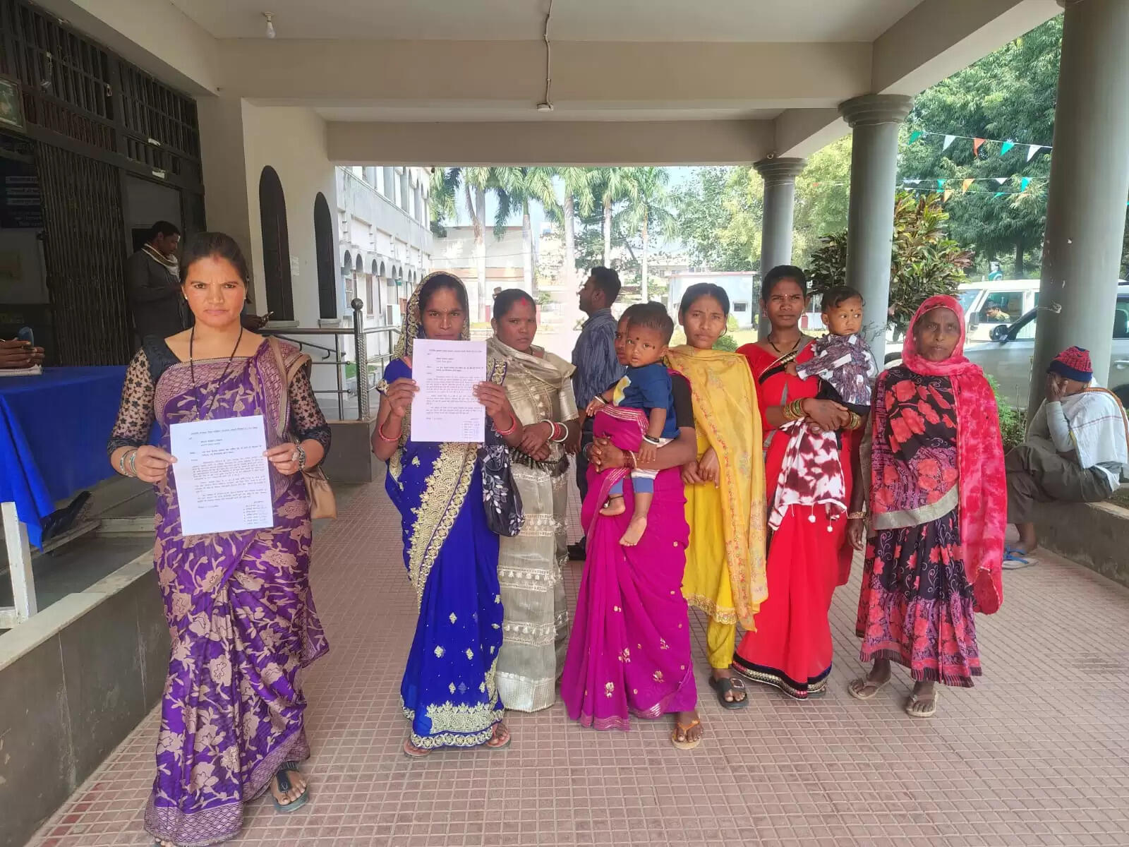 धमतरी : लट्टीडेरा में पेयजल संकट गहराया , जनदर्शन में पेयजल की मांग करने पहुंची महिलाएं