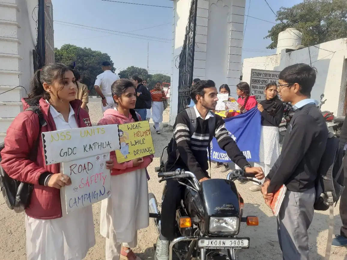 राष्ट्रीय सड़क सुरक्षा माह अभियान- स्वयंसेवकों ने सड़क सुरक्षा एवं यातायात नियमों के प्रति किया जागरूक