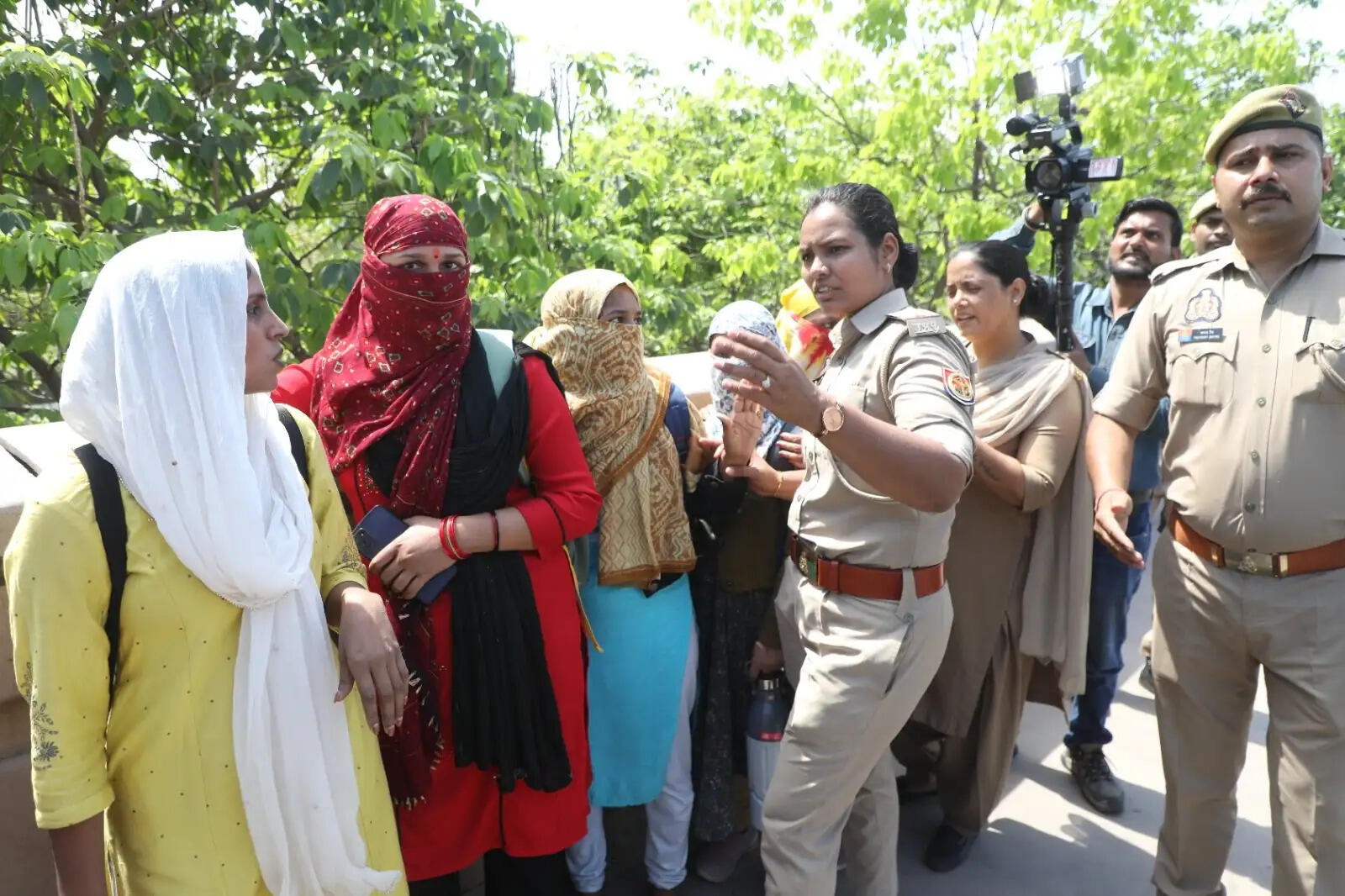 लखनऊ में 1076 हेल्पलाइन के कर्मचारियों ने किया प्रदर्शन, मुख्यमंत्री आवास की ओर कूच करने पर पुलिस ने रोका