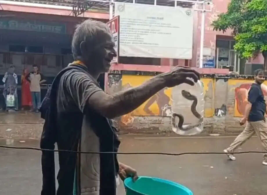 सांप ने काटा तो घायल युवक के साथ सांप को भी अस्पताल लेकर पहुंचे ग्रामीण, सब हैरान