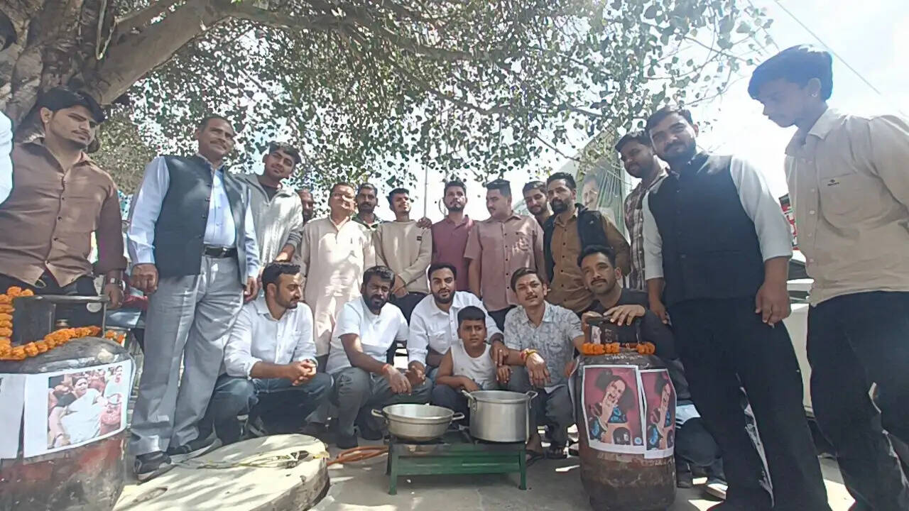 मंडी में कांग्रेस ने गटर में गैस पाइप डालकर किया विराेध प्रदर्शन