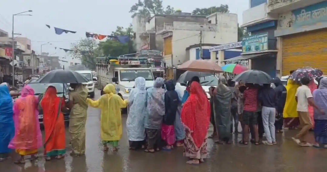 डोंगाकोहरौद सड़क निर्माण की मांग पर ग्रामीणों का चक्काजाम, पामगढ़-शिवरीनारायण मार्ग बाधित
