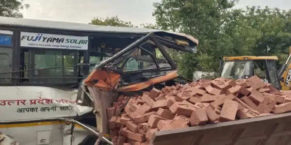 ईंट लदी ट्रैक्टर ट्राली से टकराई राेडवेज बस ,चालक सहित तीन घायल